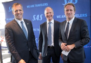 USA's ambassadør til Danmark, Rufus Gifford t.v.), Københavns Lufthavns direktør, Thomas Woldbye (midten) og Lars Sandahl Sørensen, koncerndriftsdirektør i SAS, ved indvielsen af Boston-ruten i marts sidste år. Foto: Ernst Tobisch.