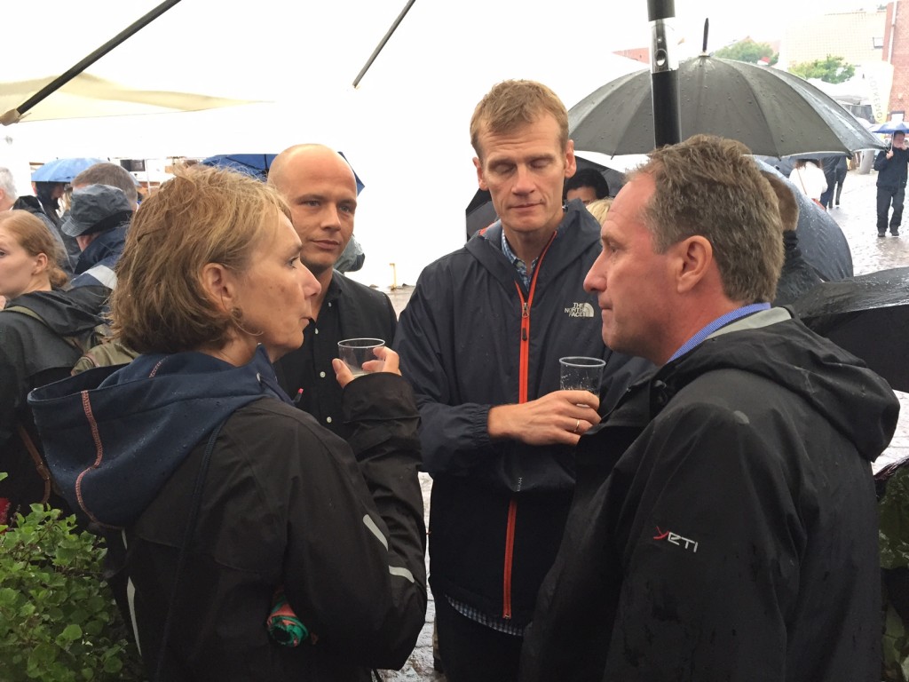 Konsulent Evelyn Jørgensen fra LO, næstformand Anders Mark Jensen fra Flyvebranchens Personale Union og konsulent Peter Nisbeth fra LO taler om luftfartsbranchen med koncerndriftsdirektør Lars Sandahl Sørensen fra SAS. Foto: Andreas Krog.