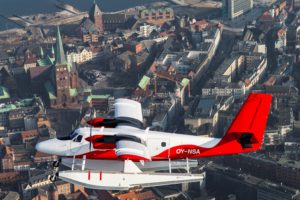 Nordic Seaplanes' Twin Otter-maskine over Aarhus by.