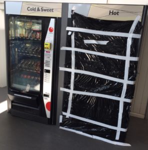 Udbuddet af mad og drikke i Terminal 1 består i dag af denne automat. Foto: Andreas Krog