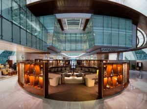 Den nyrenoverede lounge har plads til 1.500 rejsende. Foto: Emirates.