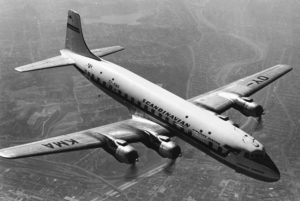 SAS' DC6-B, Torkil Viking, iklædt langskib med dragehoved-bemaling. Arkivfoto: SAS/PR