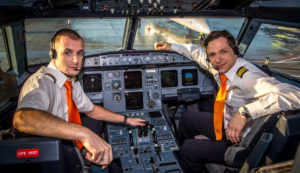 Piloter i cockpittet på A320-fly fra SmartLynx. (Foto: SmartLynx)