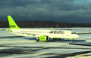 Det nye flagskib i airBaltics fåde, Bombardier CS300 i Riga lufthavn. Flyet på billedet er det første CS300 leveret. (Foto: Joakim J. Hvistendahl)